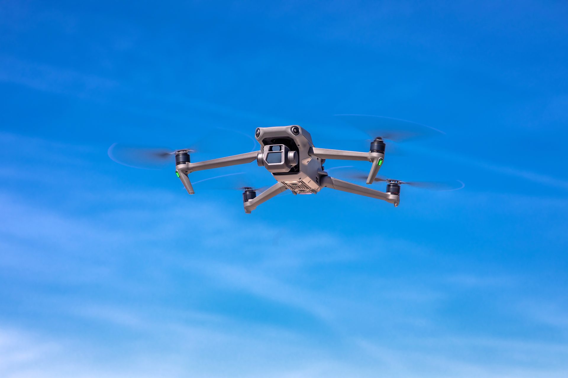 Dron posado en el campo antes de despegar