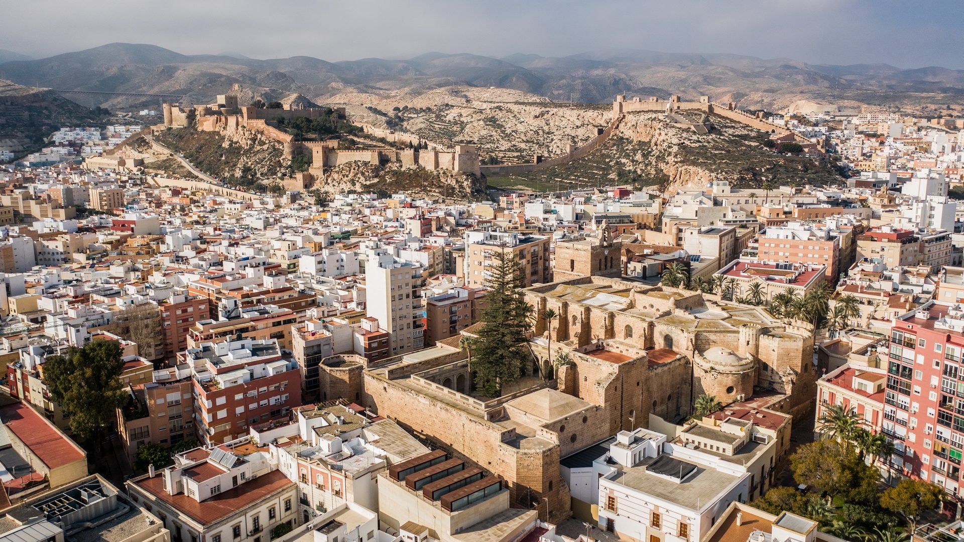 Vista aérea de la ciudad de Almería con las cubiertas y fachadas de los edificios