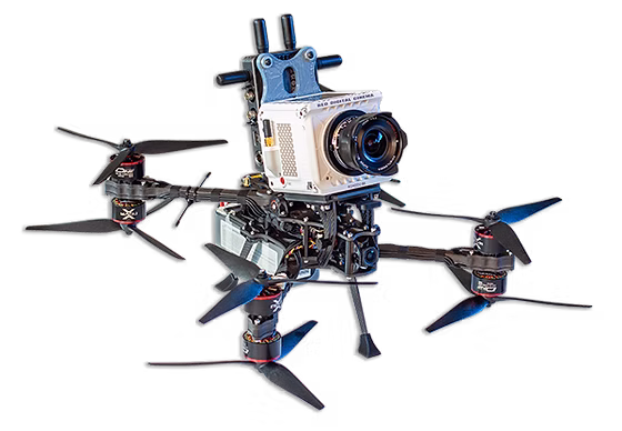 Dron FPV de alta velocidad preparado para un plano de persecución