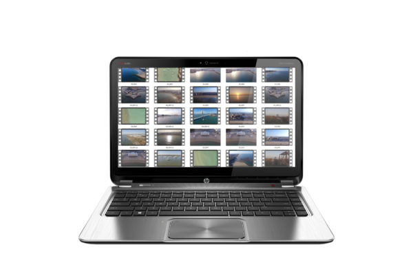 Portátil mostrando una galería de imágenes aéreas durante el procesado fotogramétrico