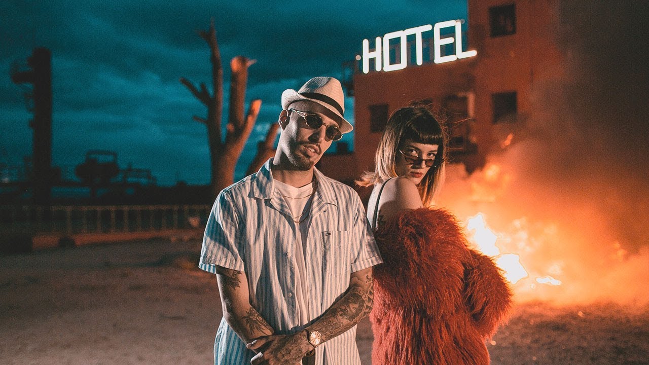 Escena nocturna de rodaje de videoclip iluminada con fuego