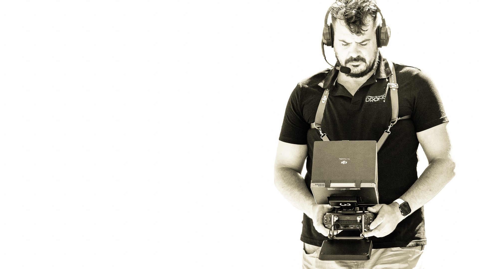 Piloto de dron con la emisora en la mano durante una operación