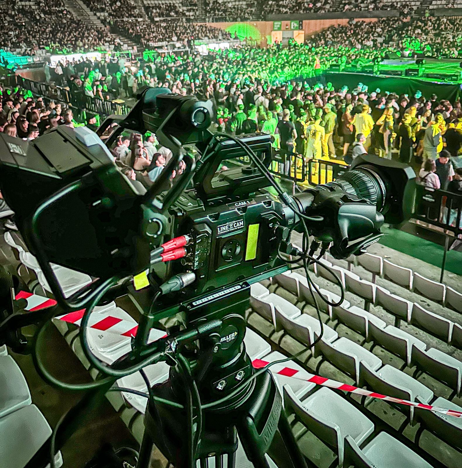 Grada llena y cámaras trabajando durante un evento deportivo