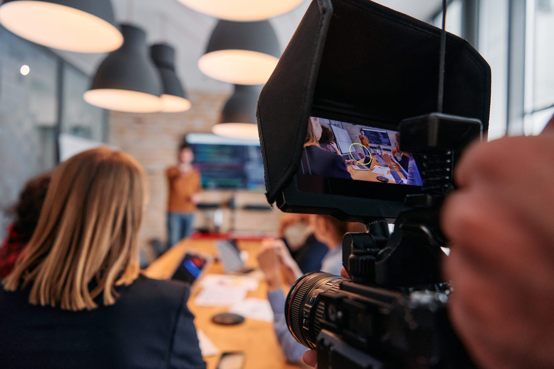 Cámara grabando una entrevista en una oficina durante un rodaje corporativo