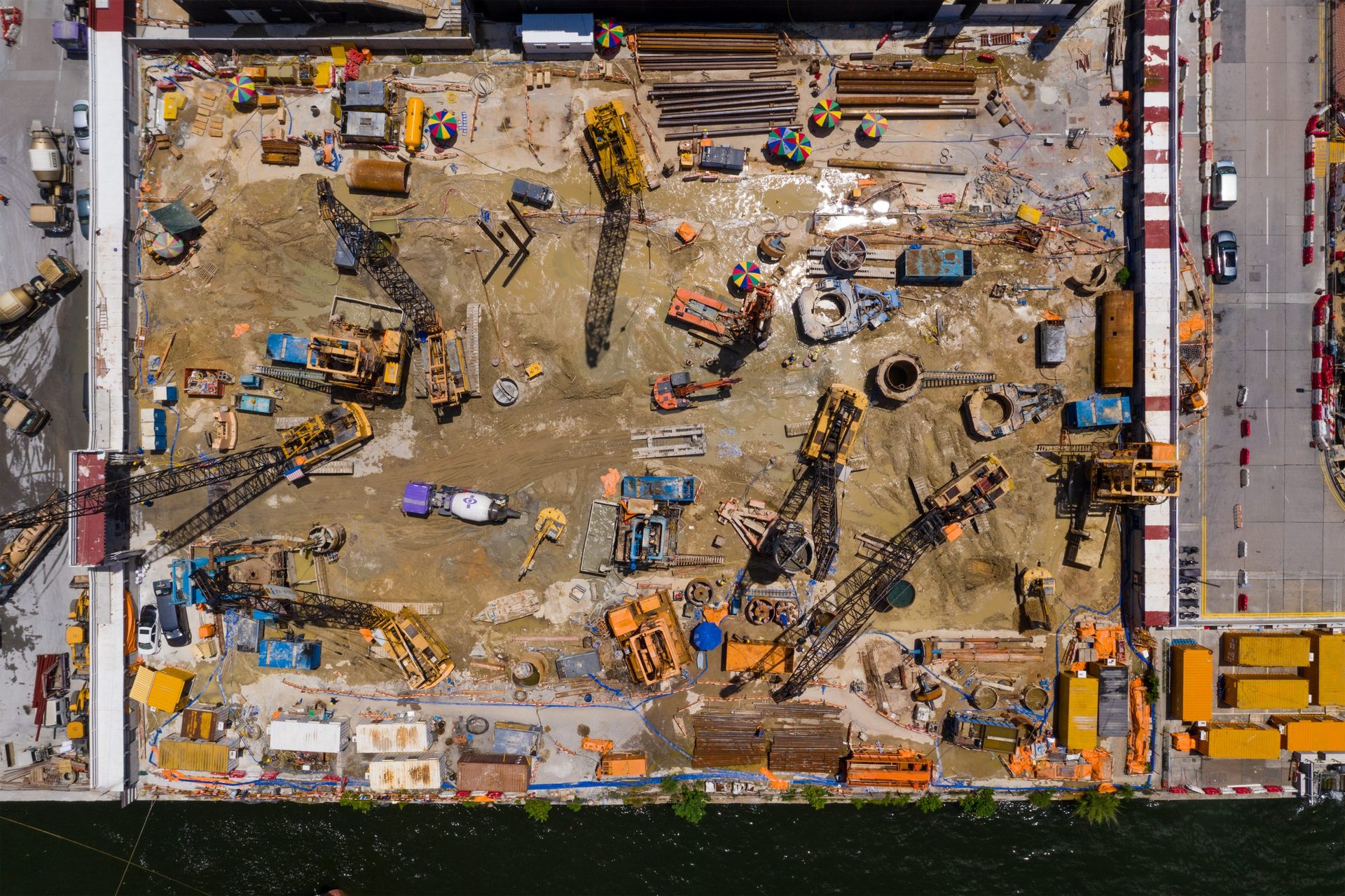 Vista cenital de una obra urbana en construcción tomada con dron