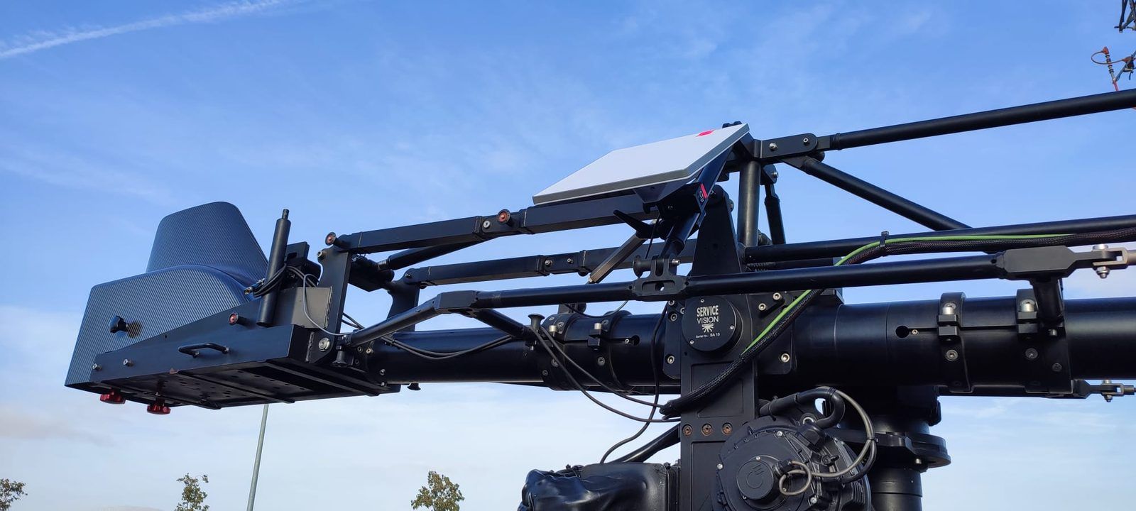 Antena Starlink instalada junto al equipo durante un rodaje