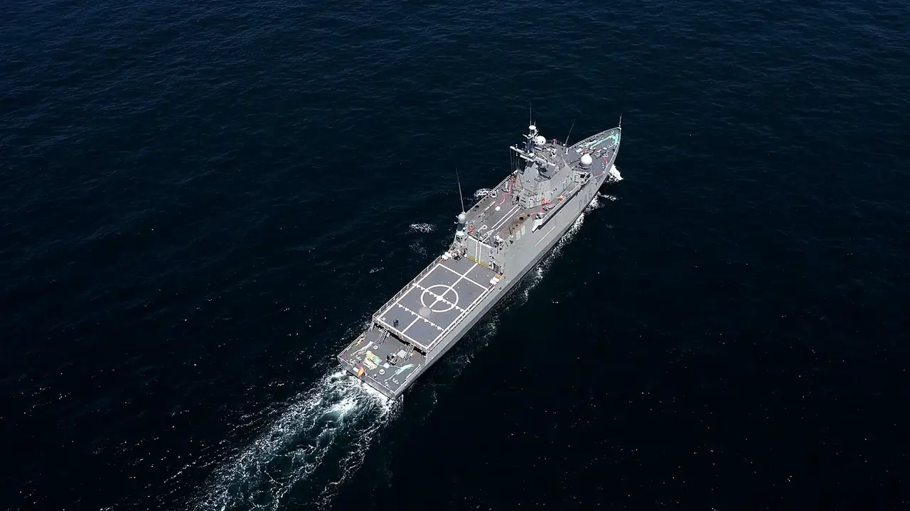 Vuelo con dron sobre un buque navegando en mar abierto