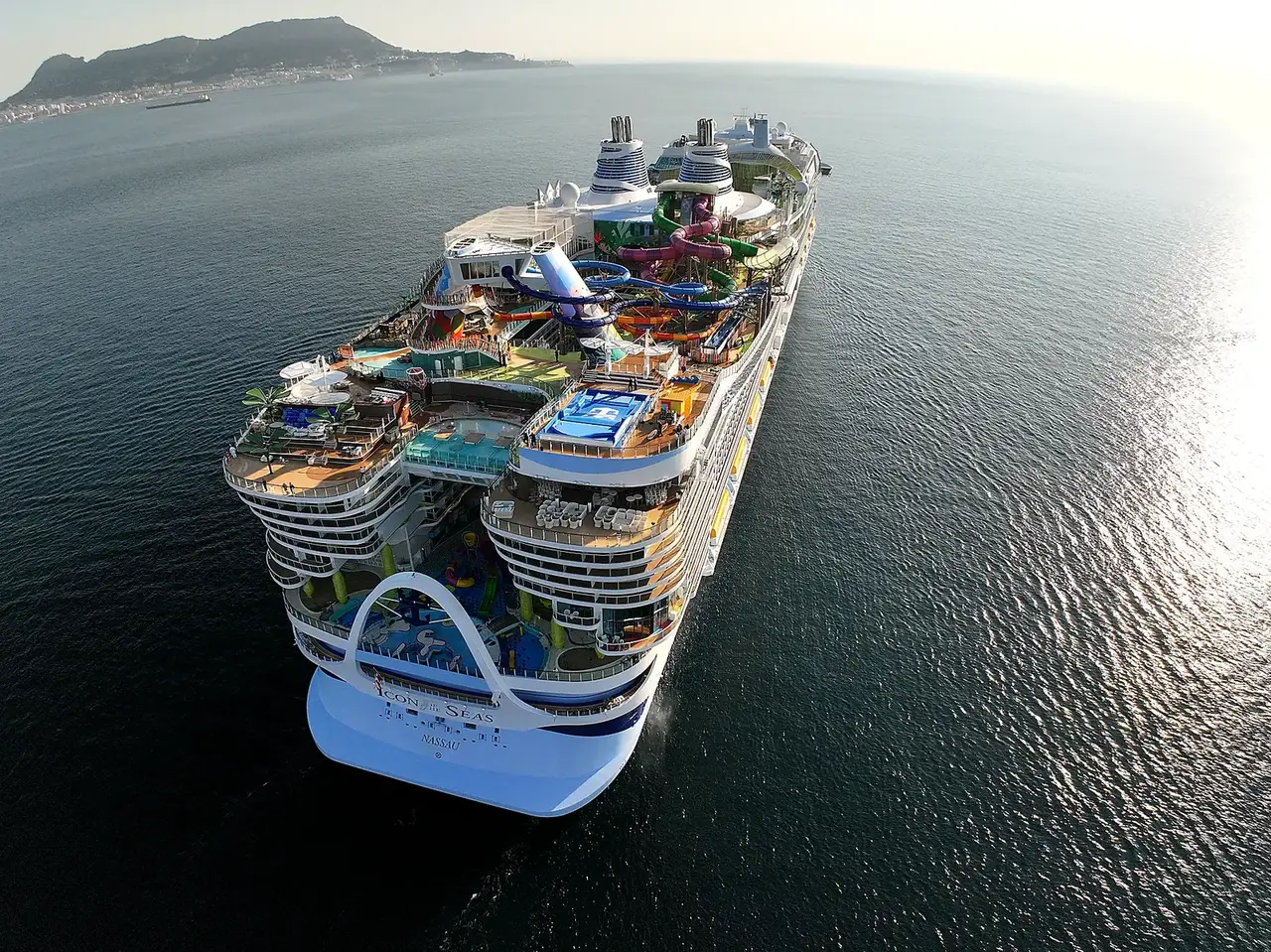 Vista aérea cenital de un crucero atracado