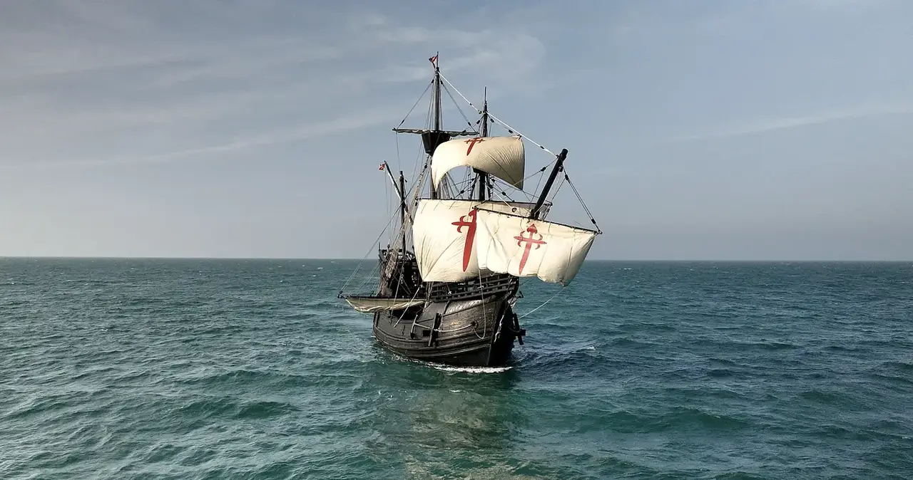 Embarcación clásica de vela navegando, grabada desde el aire