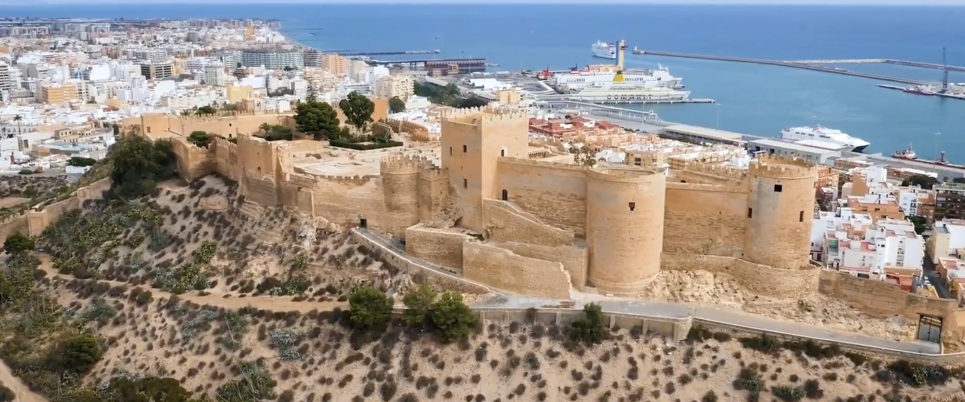 Vista aérea de la Alcazaba de Almería con la ciudad y el puerto al fondo