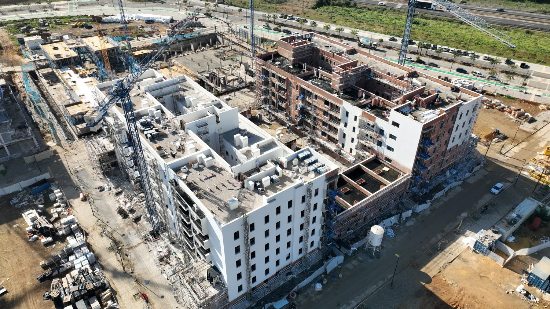 Promoción residencial en construcción documentada desde el aire, con las grúas y el avance por bloques