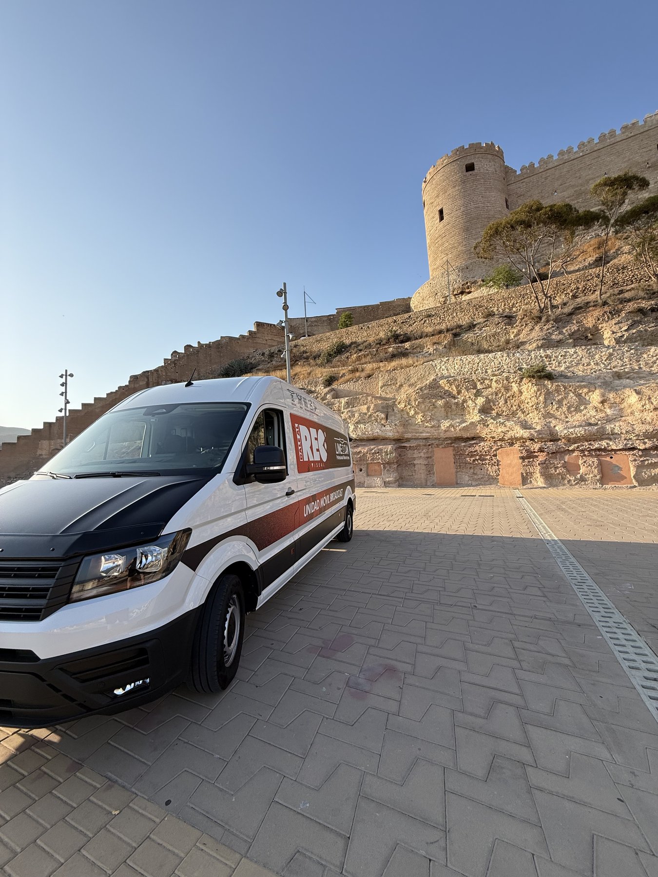 La unidad móvil aparcada al pie de la Alcazaba de Almería antes de una jornada de trabajo