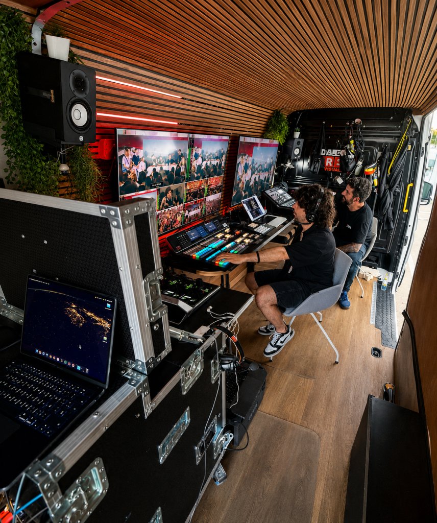 Interior de la unidad móvil: control de realización multicámara con el mezclador y los monitores de un concierto
