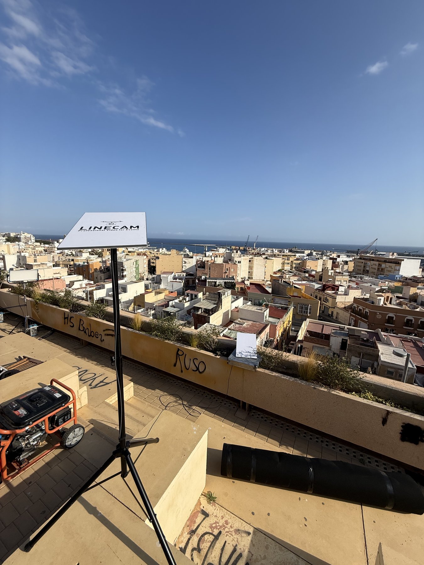 Montaje de LineCam en una azotea de Almería sobre el casco urbano y el puerto, con grupo electrógeno